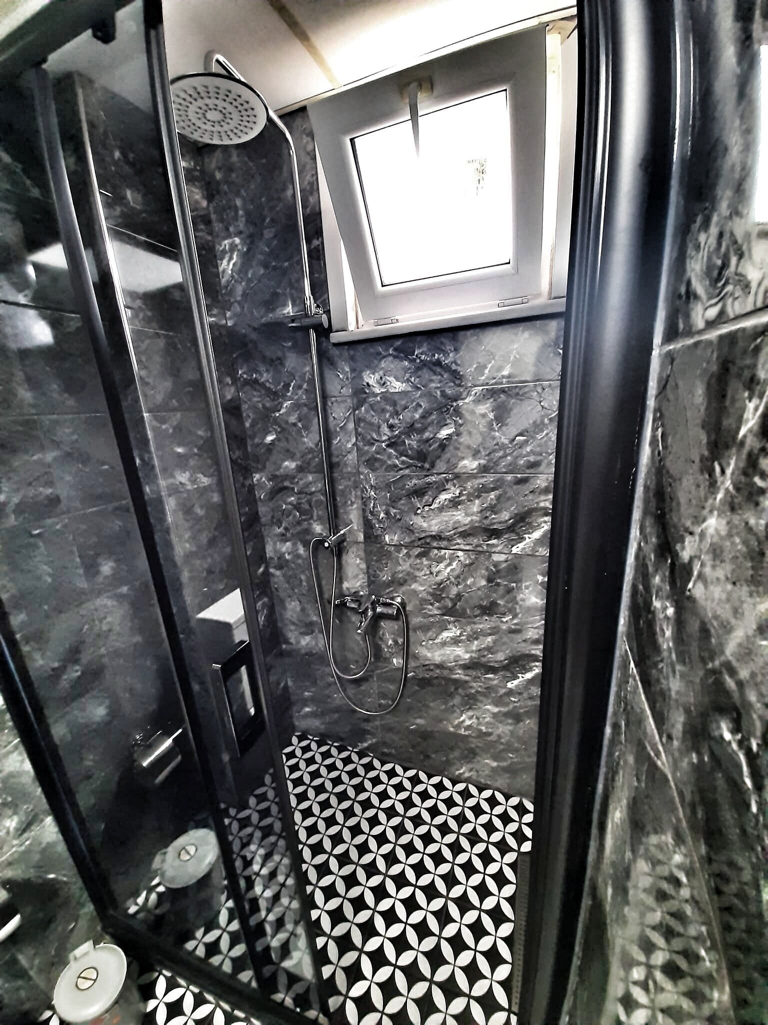 Classic-Studio | Badezimmer | Dusche, kostenlose Toilettenartikel, Haartrockner, Hausschuhe