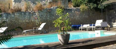 Piscine extérieure (ouverte en saison), chaises longues