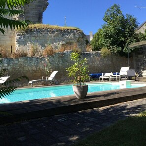 Piscine extérieure (ouverte en saison), chaises longues