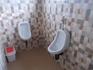 Bañera con ducha, bañera profunda, cabezal de ducha tipo lluvia