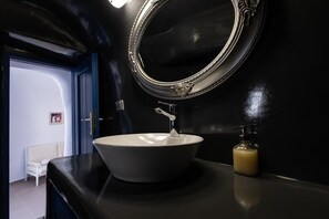 Villa, Multiple Beds | Bathroom | Shower, free toiletries, hair dryer, slippers