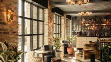 2 bars/lounges