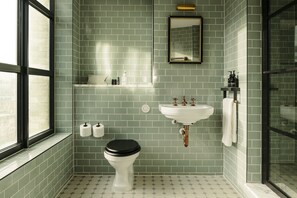 Douche, douche à « effet pluie », articles de toilette de luxe