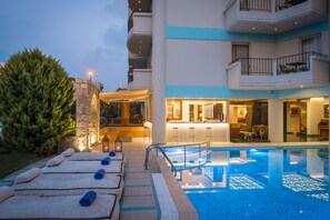 Bagian depan properti - sore/malam