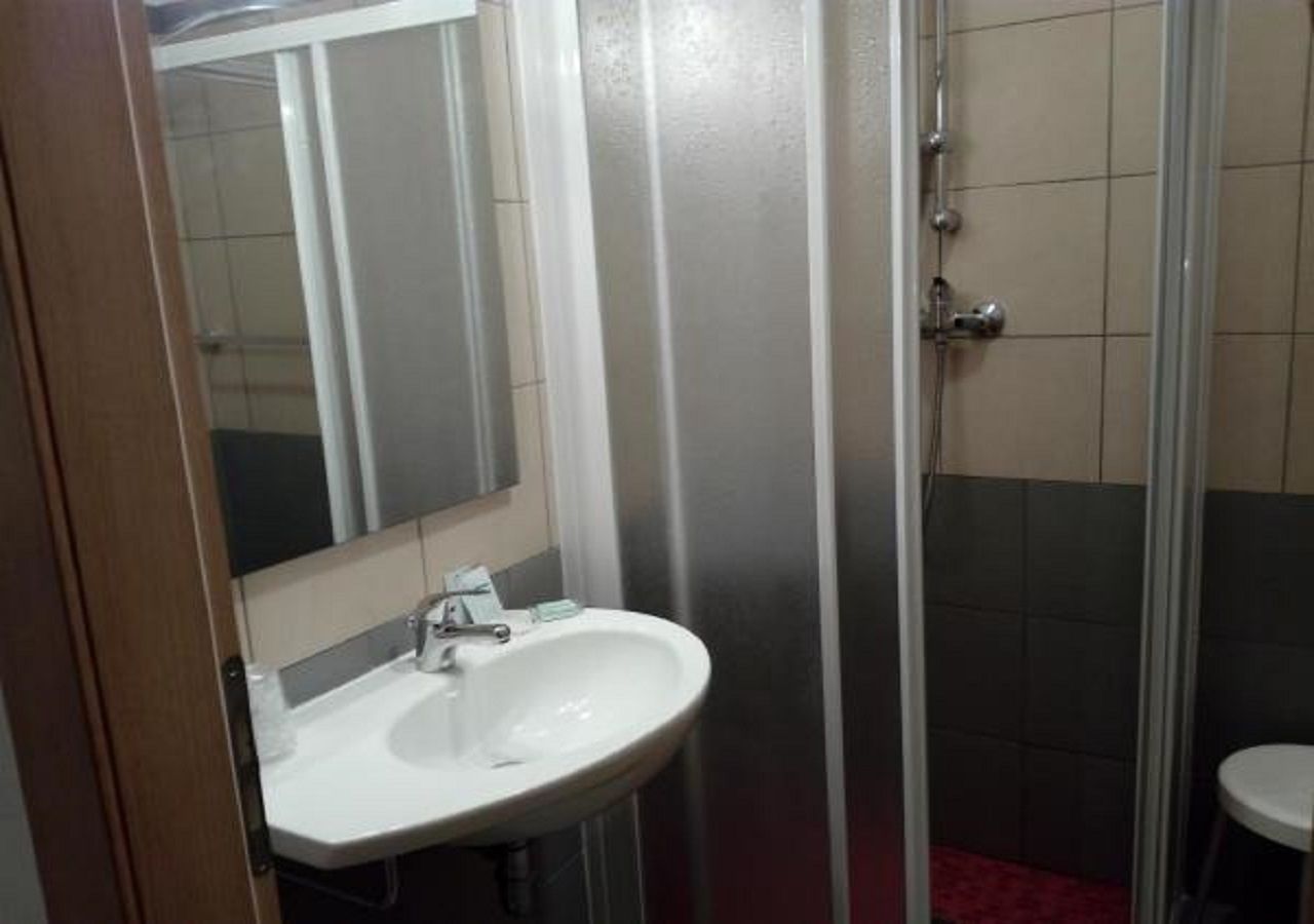 shower, rainfall showerhead, hair dryer, bidet