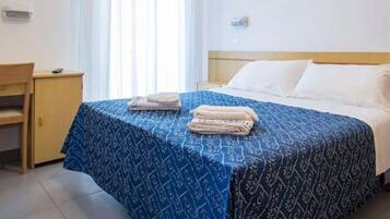 Zimmersafe, Schreibtisch, kostenloses WLAN, Bettwäsche