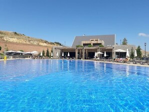 2 piscines extérieures