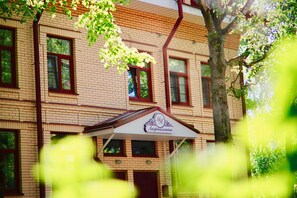 Vista frontal de la propiedad