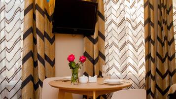 Appartement Standard, 1 trĂšs grand lit, non-fumeurs | Restauration dans la chambre