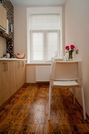 Suite, 1 cama King size y sofá cama, para no fumadores | Ropa de cama de alta calidad y caja de seguridad en la habitación 