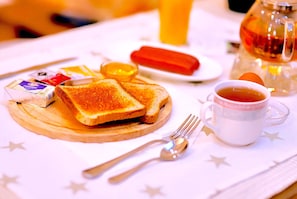 Daily continental breakfast (RUB 300 per person) - Modern History Apartments (Pavlovsk)