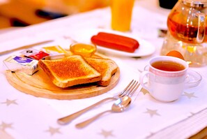 Petit-déjeuner continental (300 RUB par personne)