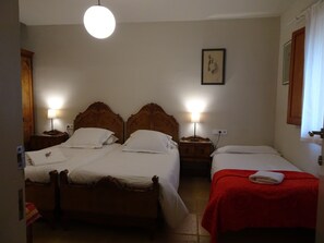 Dreibettzimmer | Verdunkelungsvorhänge, kostenlose Babybetten, Zustellbetten