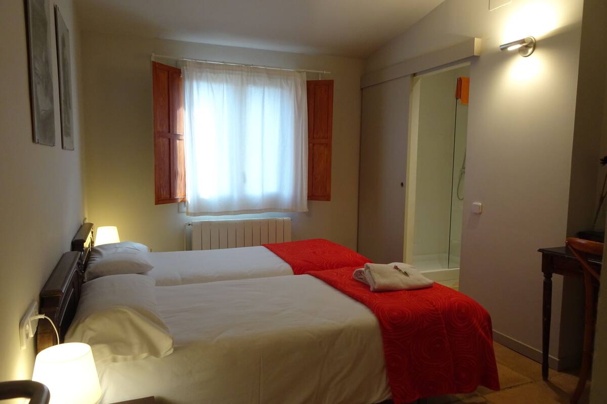 Zweibettzimmer | Verdunkelungsvorhänge, kostenlose Babybetten, Zustellbetten