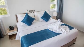 Ropa de cama de alta calidad, minibar, muebles diferentes y escritorio