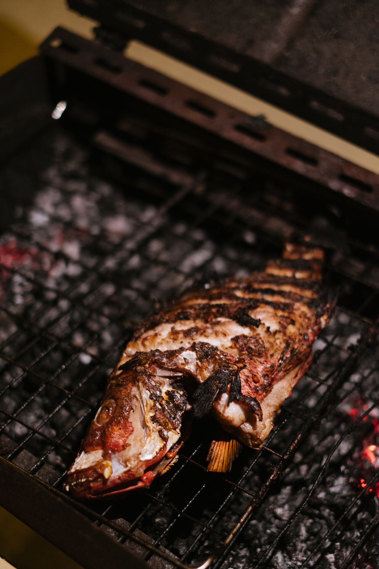 Un pescado a la parrilla.