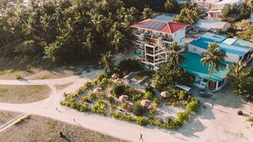 Vista frontal de la propiedad