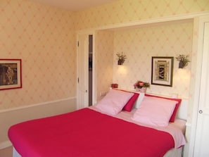 Comfort Double Room (Le Brocanteur) | Premium bedding, individually decorated, individually furnished - Chambres d'hôtes de charme La Gabarie (Saint-Germain-et-Mons)