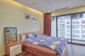 Desk, blackout curtains, soundproofing, iron/ironing board - Hanoi Imperia Garden Building (Hanoi)