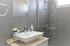 Shower, rainfall showerhead, free toiletries, hair dryer - Olivia Otel Alacati (Cesme)