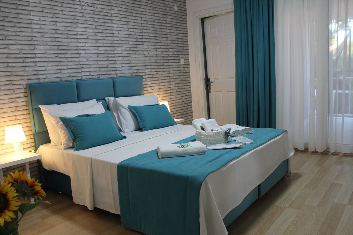 Habitación doble estándar | 1 habitación, escritorio y cortinas blackout 