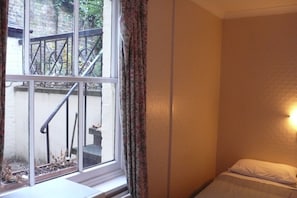 Chambre Double ou avec lits jumeaux, 1 grand lit, non-fumeurs, salle de bains attenante | Vue sur le jardin