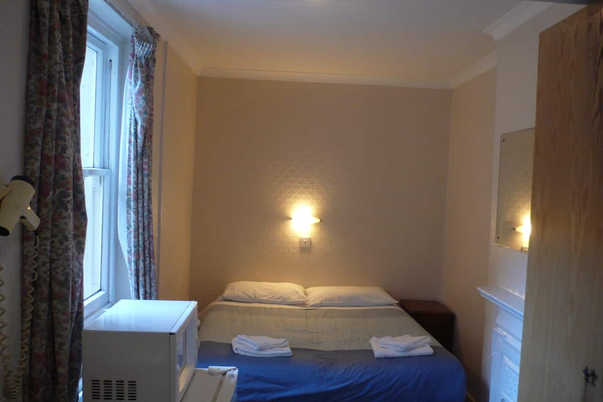 Kamer, 1 twee- of 2 eenpersoonsbedden, 1 queensize bed, niet-roken, en-suite badkamer | Verduisterende gordijnen, een strijkplank/strijkijzer, gratis wifi