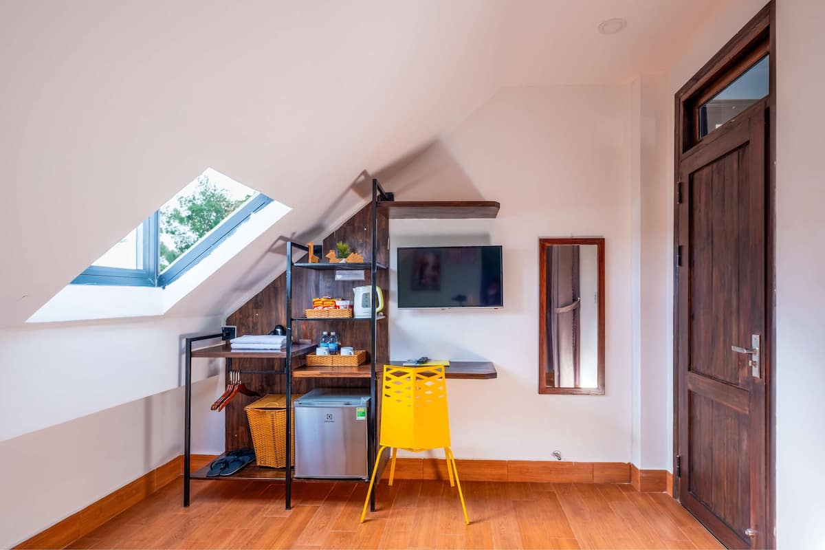 Minibar, escritorio, cortinas blackout y wifi gratis