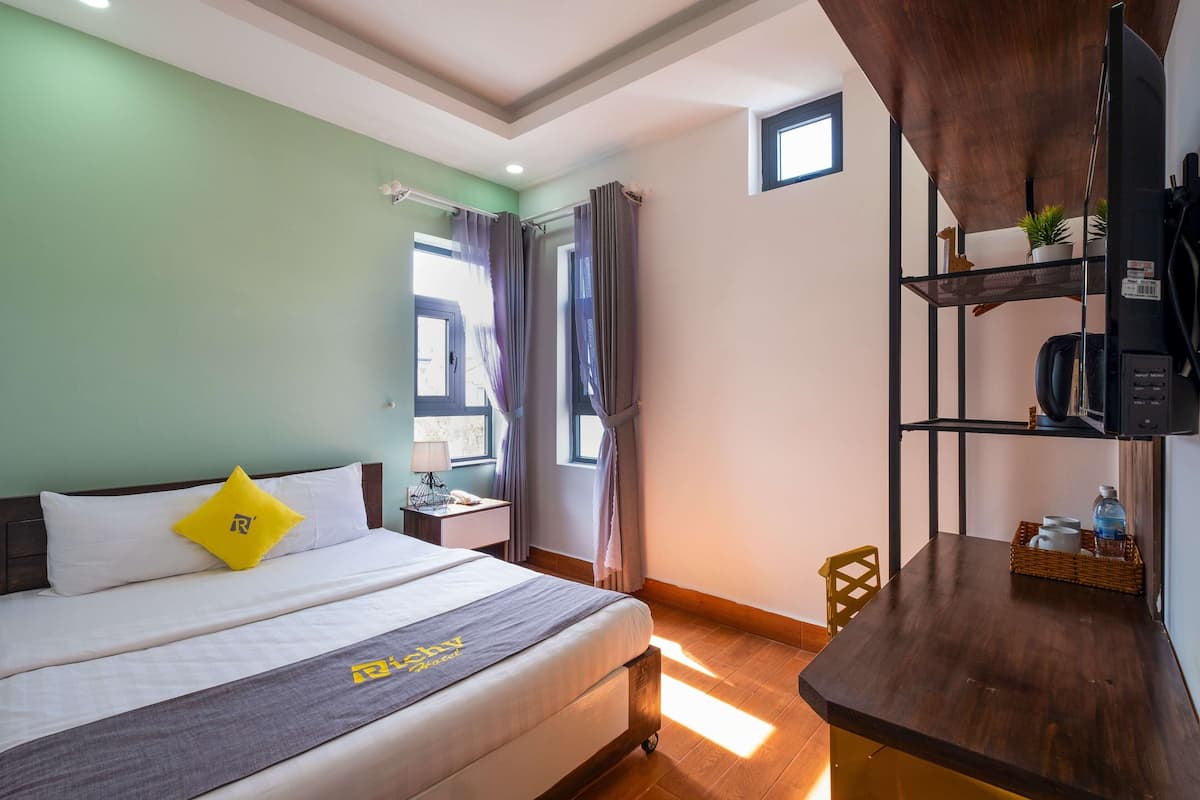 Minibar, escritorio, cortinas blackout y wifi gratis
