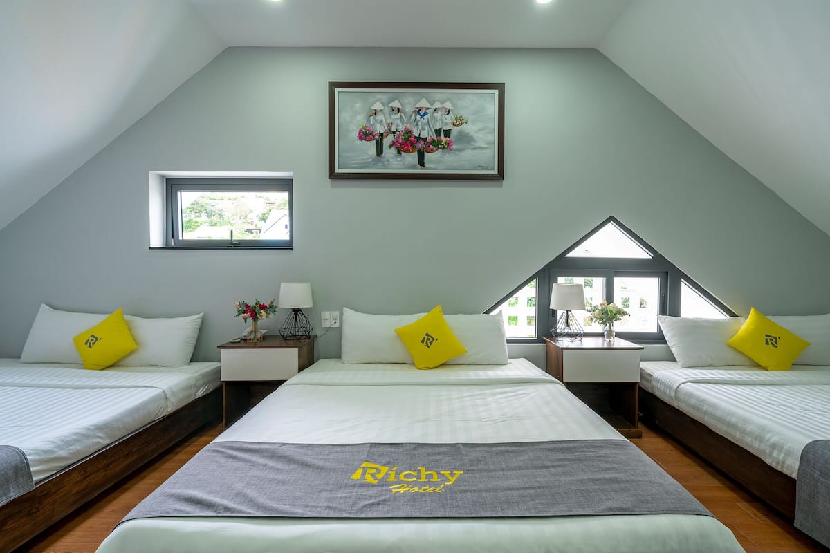 Minibar, escritorio, cortinas blackout y wifi gratis