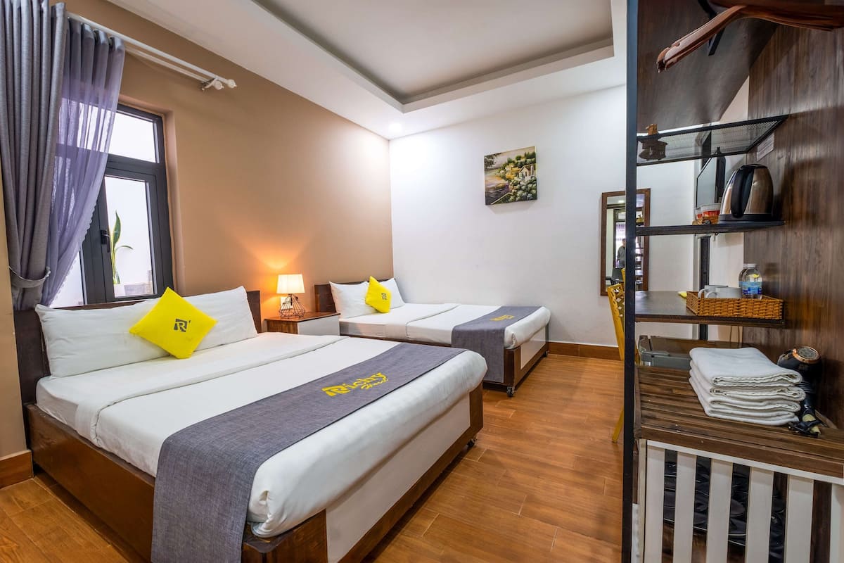 Minibar, escritorio, cortinas blackout y wifi gratis