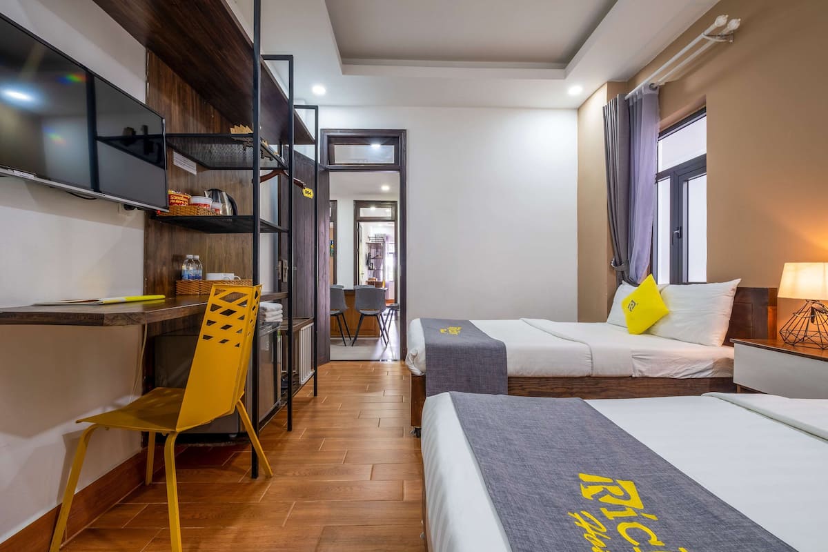 Minibar, escritorio, cortinas blackout y wifi gratis