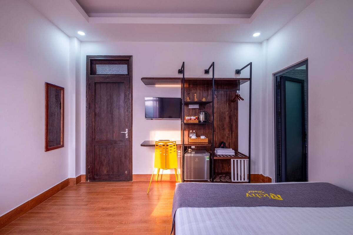 Minibar, escritorio, cortinas blackout y wifi gratis