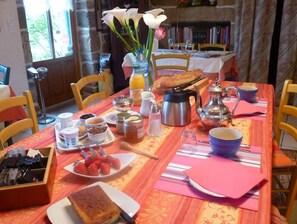 Daily continental breakfast (EUR 12 per person)