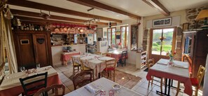 Déjeuner et dîner servis sur place
