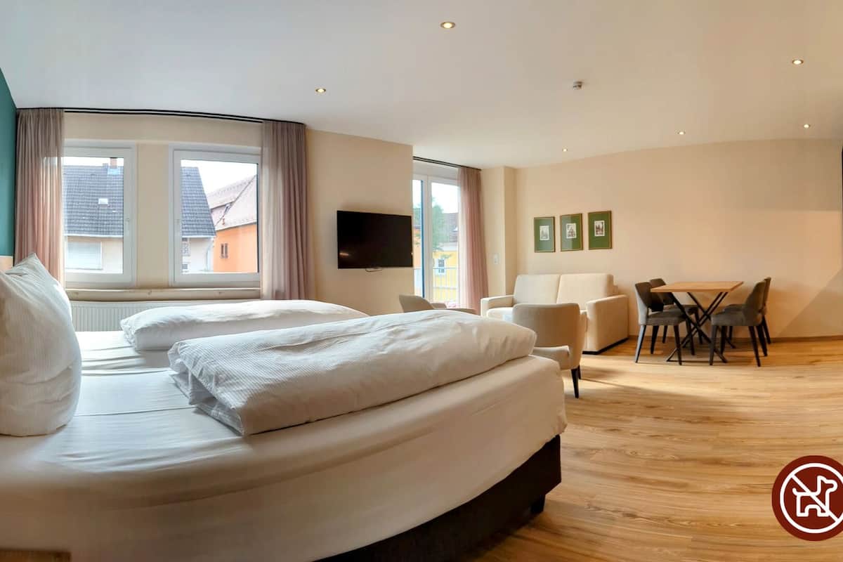 Junior Studio, 1 Bedroom | Hypo-allergenic bedding, in-room safe, desk, blackout drapes