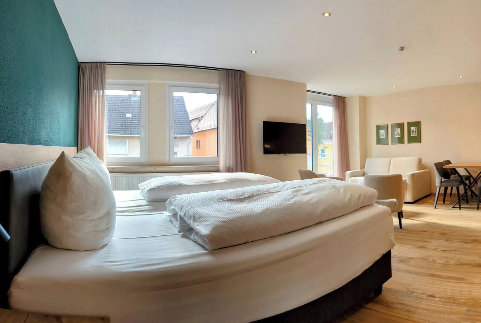 Junior-studio, 1 makuuhuone | Allergiatestatut vuodevaatteet, tallelokero huoneessa, työpöytä