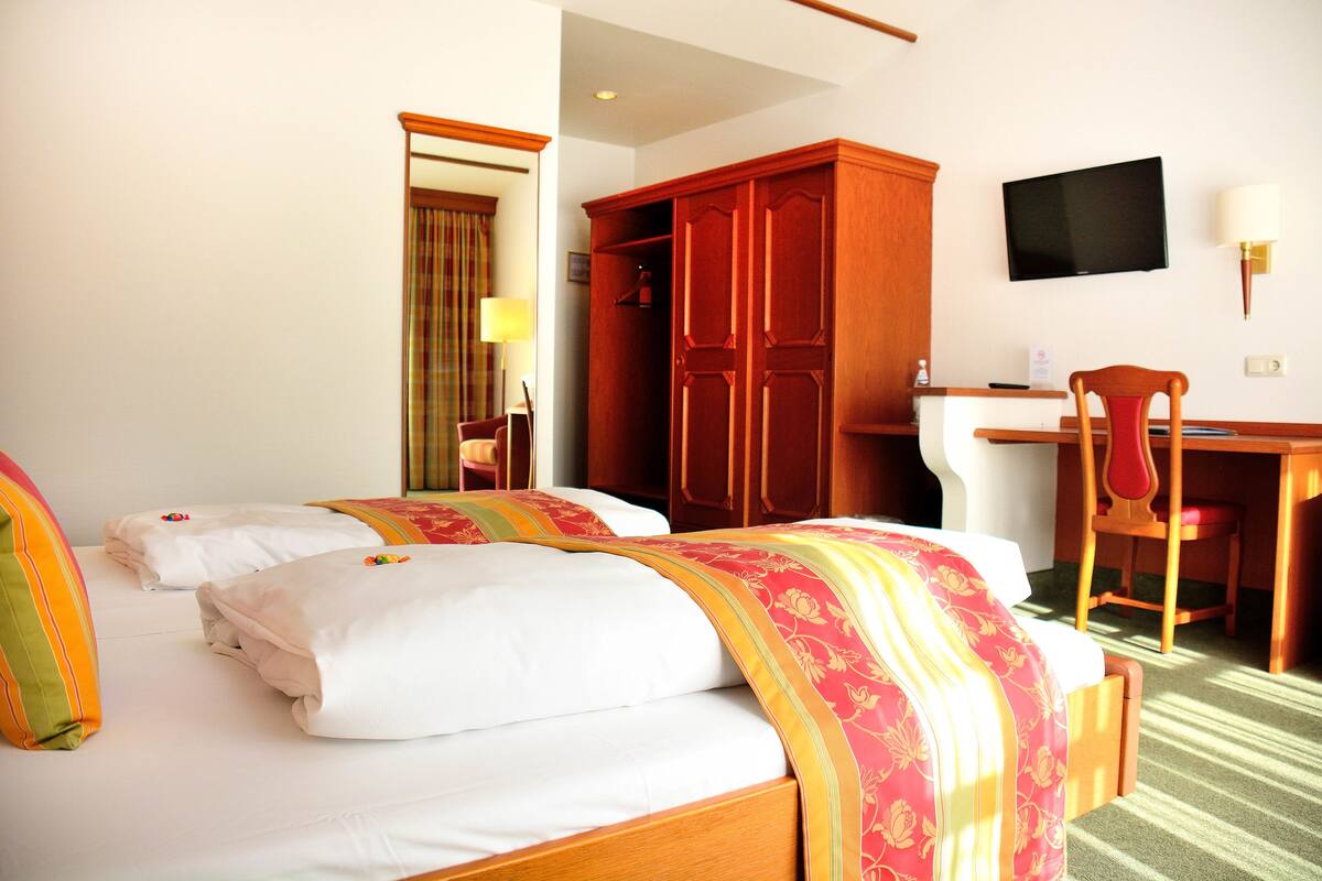 เครื่องนอนป้องกันสารก่อภูมิแพ้, ตู้นิรภัยในห้องพัก, ผ้าม่านกันแสง