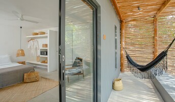 Jungle Room | Minibar, in-room safe, desk, free cribs/infant beds