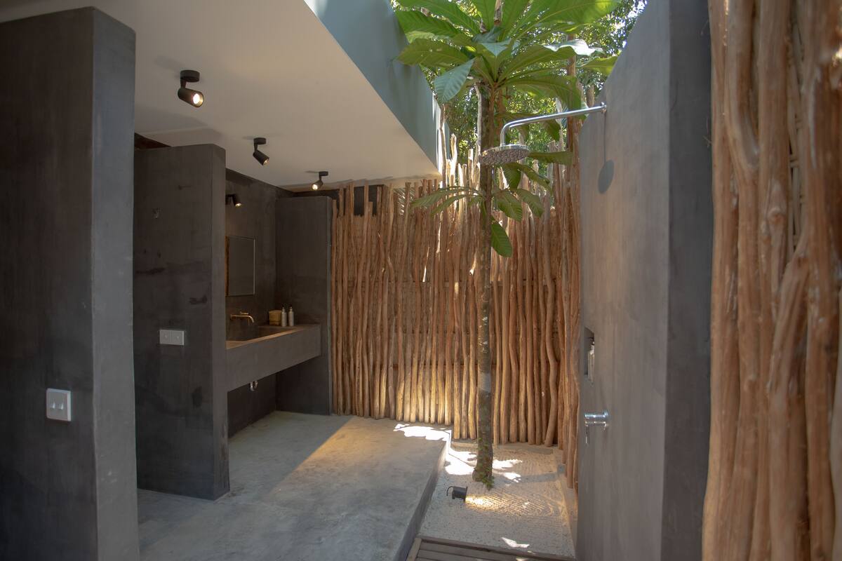 jungle room | bathroom | shower, free toiletries, hair dryer, bathrobes