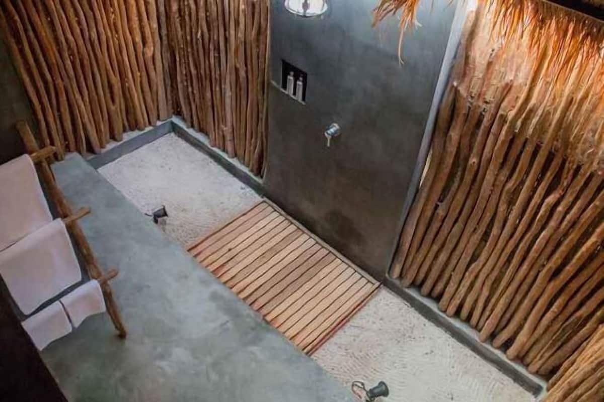 Banheiro | Chuveiro, produtos de toalete grátis, secador de cabelo