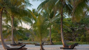 A beach with palm trees and sun loungers. - Tamu Koh Rong (Koh Rong)