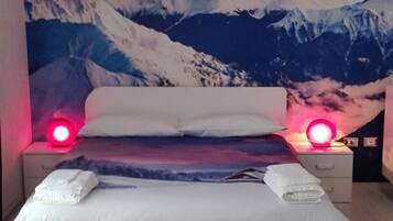 Doppelzimmer, mit Bad, Stadtblick | Hochwertige Bettwaren, Minibar, Zimmersafe, Schreibtisch