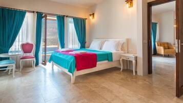 Suite, vista al mar | Minibar, caja de seguridad en la habitación, wifi gratis y ropa de cama