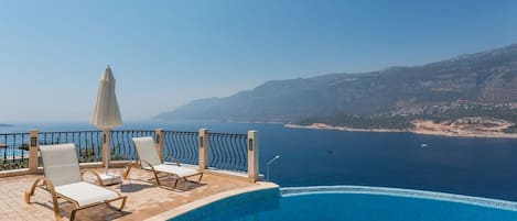 Una piscina al aire libre, tumbonas