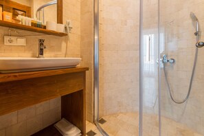 Standardzimmer, Meerblick | Badezimmer | Dusche, kostenlose Toilettenartikel, Haartrockner, Hausschuhe