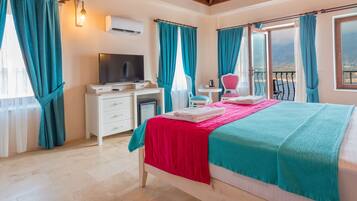 Deluxe Room, Sea View | Minibar, in-room safe, free WiFi, bed sheets