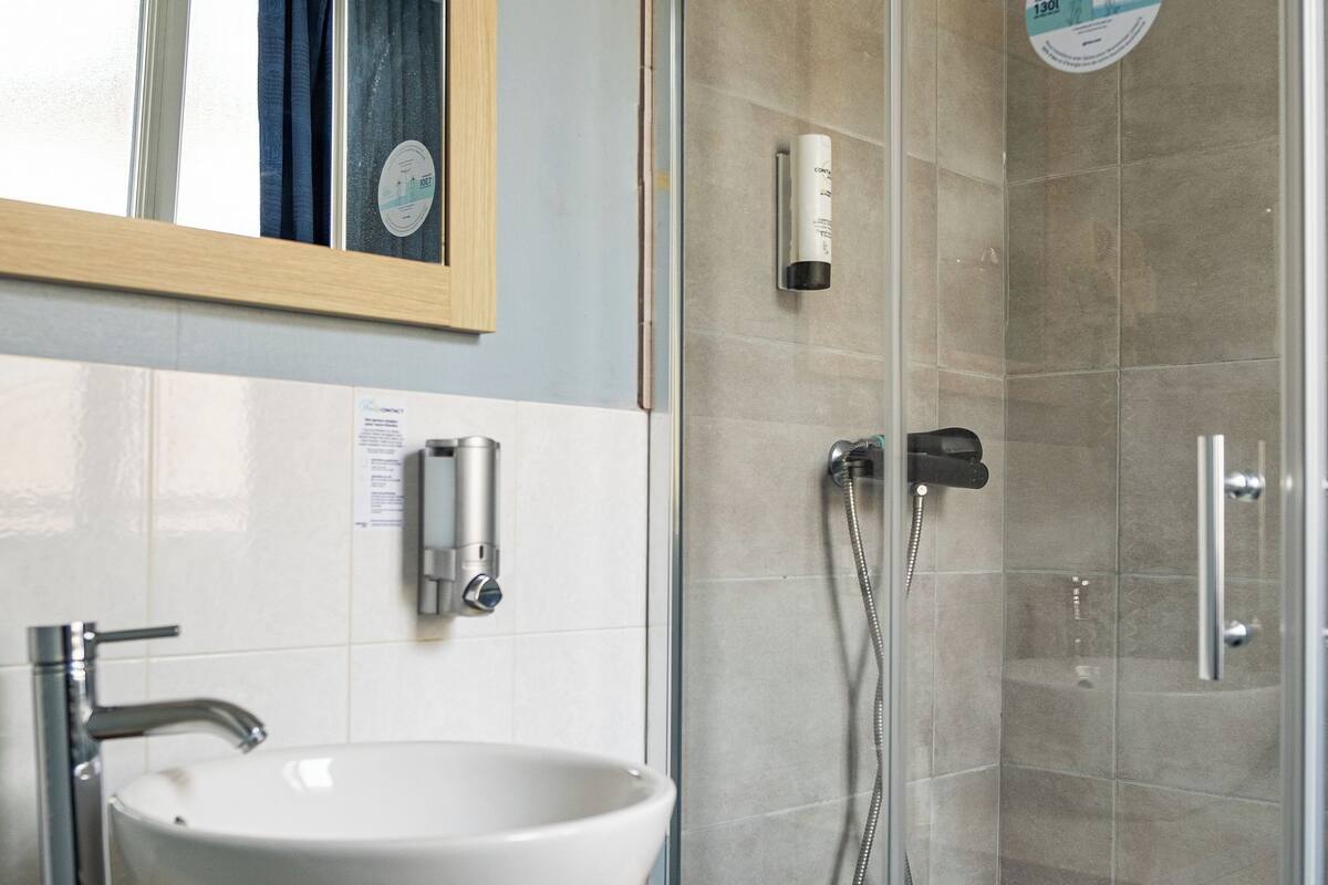 shower, free toiletries, hair dryer, towels