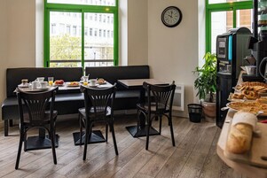 Desayuno buffet diario (EUR 9.50 por persona)