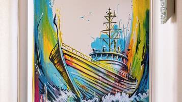 Un cuadro enmarco de un barco sobre olas.